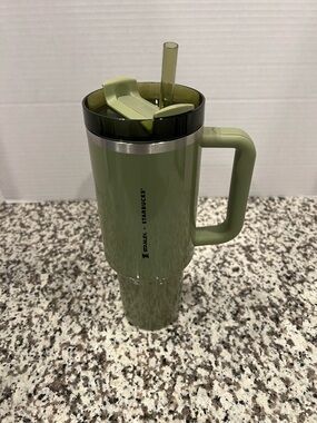 Stanley x Starbucks Olive Green Travel Tumbler with Handle New 40 Oz